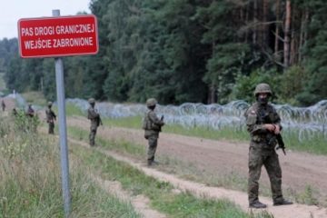Polonia renunţă la interdicţia accesului la frontiera cu Belarusul. În acelaşi timp, construieşte un gard pentru a opri migranţii indezirabili