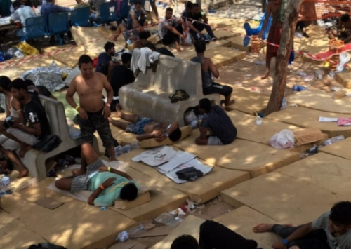 Oficialii italieni au demarat operaţiunea de evacuare a taberei de refugiaţi de pe insula Lampedusa